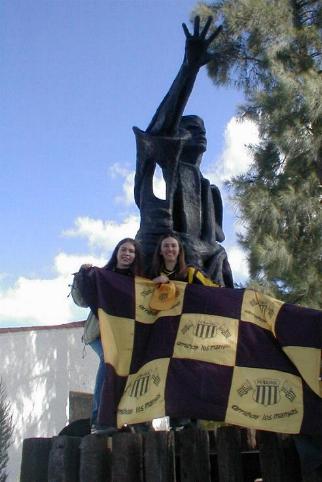 Las creadoras de la bandera Edith  y Bea en el monumento aBengoechea